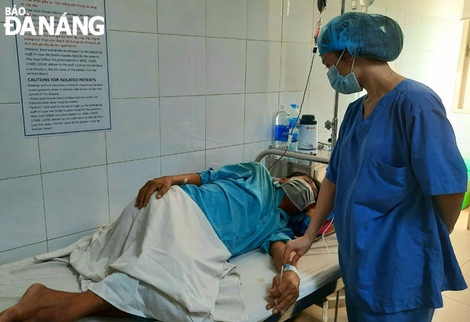Một bệnh nhân mắc bệnh Whitmore đang được điều trị tại Khoa Y học nhiệt đới, Bệnh viện Đà Nẵng.   	                  Ảnh: PHAN CHUNG	