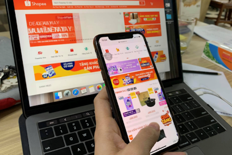 Viet Nam's e-commerce market value will increase by more than 30 percent this year, exceeding 15 billion USD and reach 52 billion USD by 2025. (Photo: congthuong.vn)