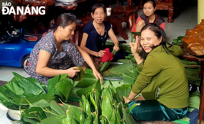 Người dân tổ dân phố 21 gói bánh chưng tặng bà con vùng lũ tại tỉnh Quảng Trị.				         Ảnh: THANH VÂN
