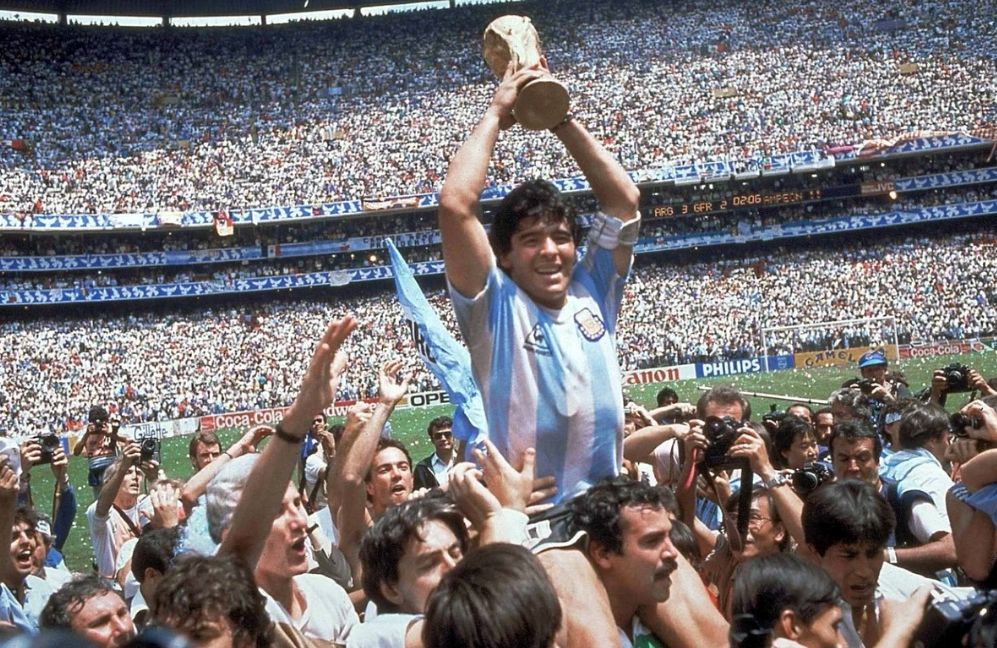 Với bóng đá thế giới, Maradona (ảnh) đã thành một biểu tượng chứ không chỉ đơn thuần là một cầu thủ. Ảnh: AP	