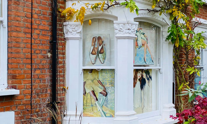 Tác phẩm của họa sĩ Sarah Barker Brown ở cửa sổ nhà của cô.  Ảnh: Nikkei Asia Revew	