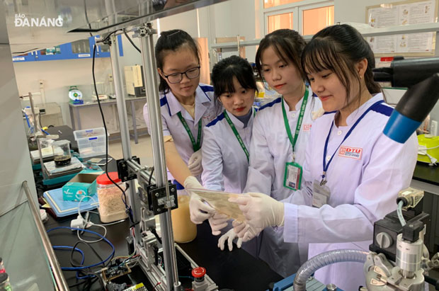 The Duy Tan University’s students holding fibers made of sugarcane bagasse