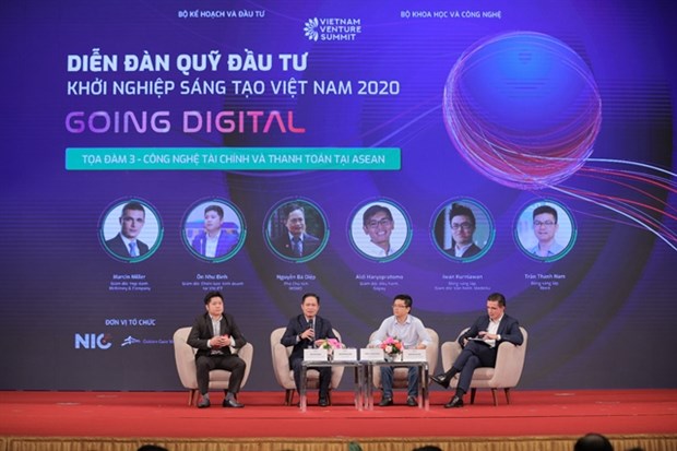 Fintech experts join the payment discussion at the Viet Nam Venture Summit 2020 in Hanoi. (Photo: VNS)