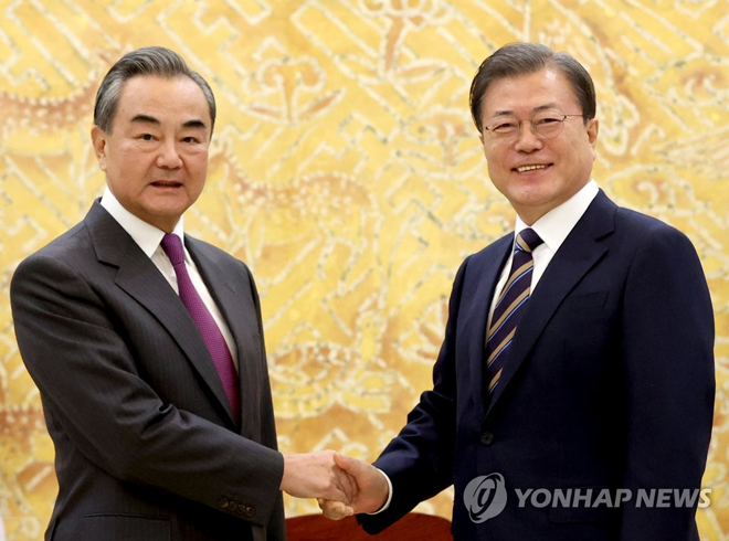 Ngoại trưởng Trung Quốc Vương Nghị (trái) gặp gỡ Tổng thống Hàn Quốc Moon Jae-in. Ảnh: Yonhap