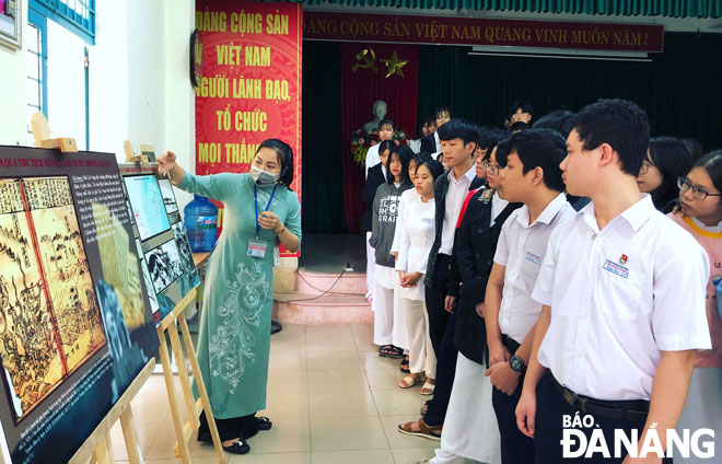 Học sinh Trường THPT Tôn Thất Tùng tham quan triển lãm “Trên cánh đồng đại dương” do Nhà trưng bày Hoàng Sa tổ chức ngày 5-11 vừa qua. Ảnh: XUÂN DŨNG