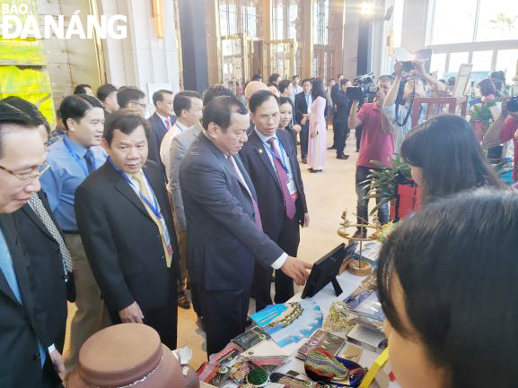 Deputy Minister of Culture, Sports and Tourism Nguyen Van Hung (3rd, left) visiting the booth owned by the Da Nang Department of Tourism at the forum