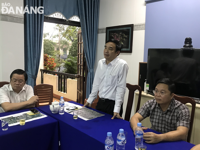 Phó Chủ tịch thường trực UBND thành phố Lê Trung Chinh (giữa) phát biểu kết luận tại buổi làm việc