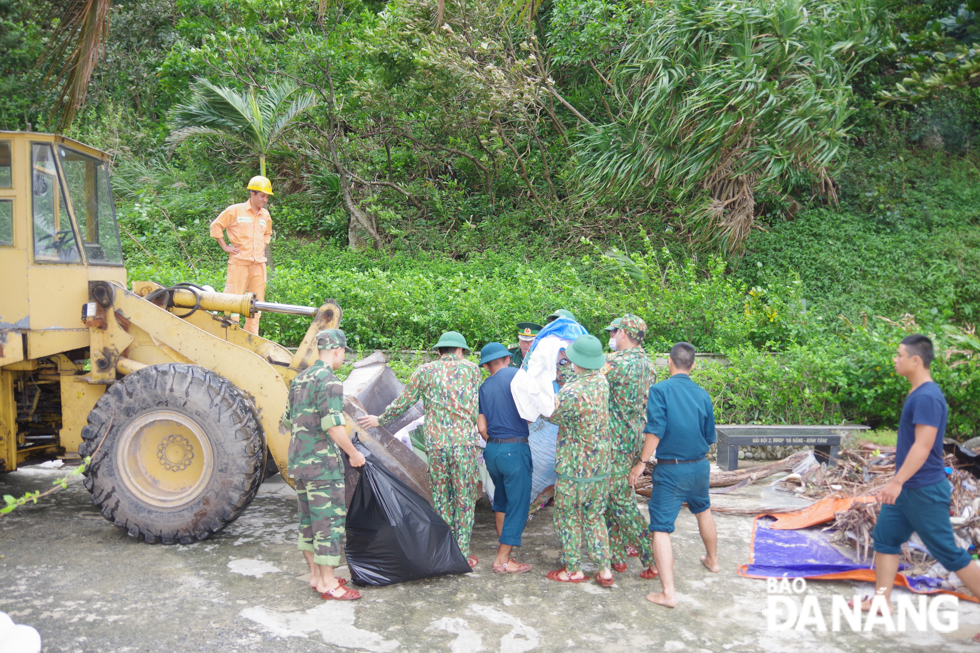 The volunteers cleaning up the Tien Sa Beach