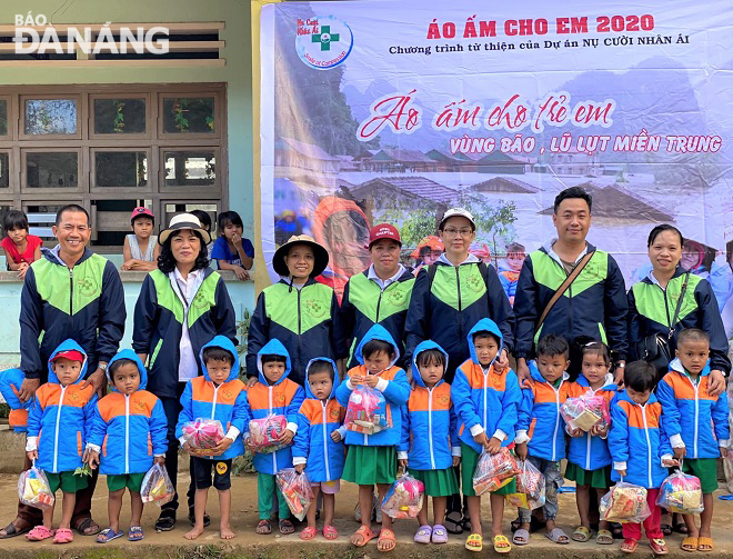 Anh Phạm Quốc Huy (hàng sau, thứ 2 phải sang) trong chuyến trao áo ấm cho các em học sinh vùng cao bị ảnh hưởng thiên tai. Ảnh: H.H