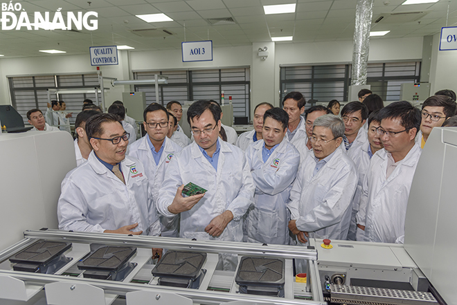 Visitors at the Trung Nam Electronics Manufacturing Services JSC-developed the SMT assembly and manufacturing plant in the Da Nang dedicated IT Park