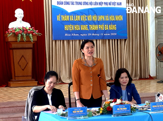 Chủ tịch Hội Liên hiệp Phụ nữ Việt Nam Hà Thị Nga phát biểu tại buổi làm việc với Hội Liên hiệp Phụ nữ xã Hòa Phát, Hòa Vang. Ảnh: THANH SƠN