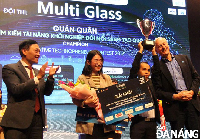 Dự án MultiGlass đạt giải nhất tại cuộc thi “Tìm kiếm tài năng khởi nghiệp  quốc gia”. Ảnh: KHANG NINH