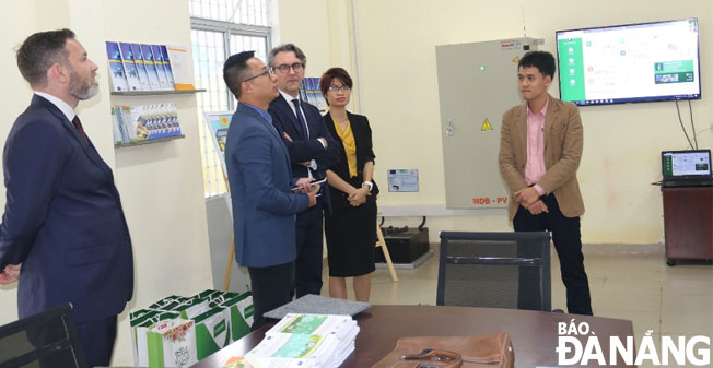 Ban Quản lý Dự án phát triển năng lượng mặt trời tại Đà Nẵng giới thiệu tiềm năng điện mặt trời cho Đại sứ Liên minh châu Âu tại Việt Nam. Ảnh: LAN ANH	