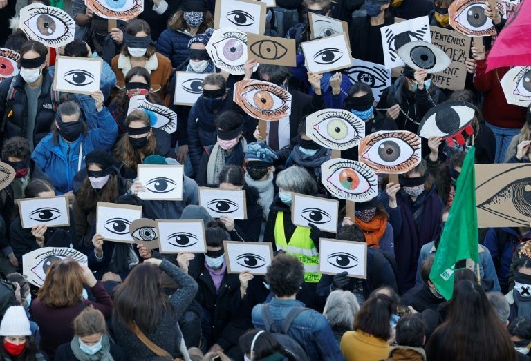 Dòng người biểu tình ở Paris phản đối dự luật an ninh mới.  Ảnh: AFP