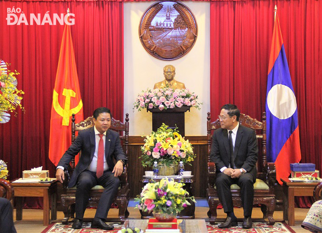 Deputy Secretary Triet (left) congratulating Laotian Consul General Viengxay Phommachanh to mark the 45th anniversary of Laos’ National Day 