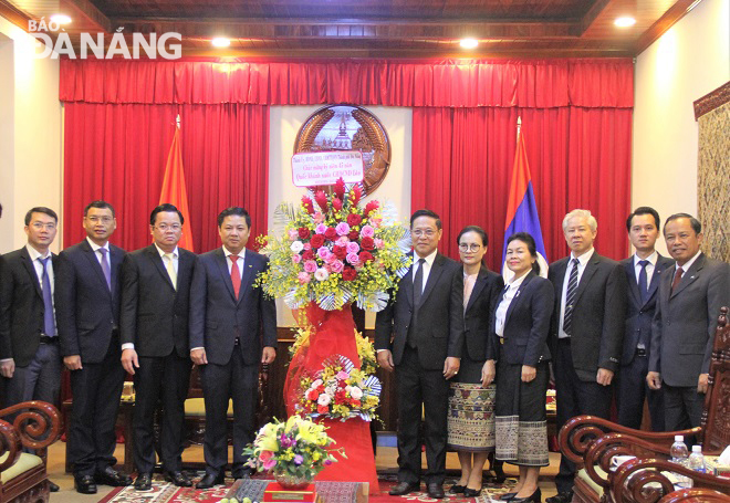 Some of Da Nang’s leaders (left) and staff of the Laos Consulate General in Da Nang