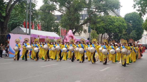 More than 500 women and girls in Ao Dai (Vietnamese traditional dress) join the parade in Hanoi. (Photo: VNA)