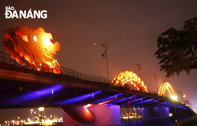 The Rong (Dragon) Bridge and the Han River Bridge in Da Nang are being lighted up in the orange color for one hour in the evenings from 28 November to 15 December