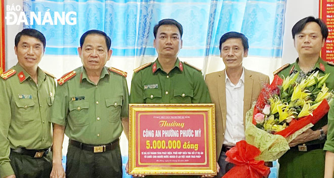 Khen thưởng lực lượng phát hiện trường hợp tổ chức cho người nước ngoài ở lại Việt Nam trái phép