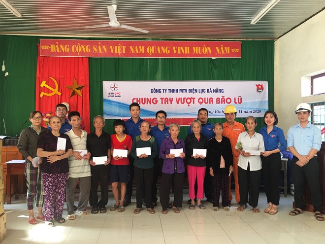 Đoàn Thanh niên PC Đà Nẵng chia sẻ với nhân dân vùng lũ Quảng Bình