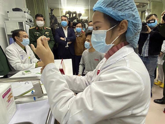 Mũi vắc-xin phòng  đầu tiên của Việt Nam bắt đầu được tiêm thử trên người