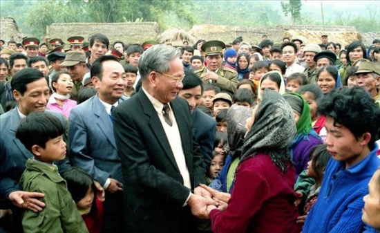 Chủ tịch nước Lê Đức Anh với nhân dân xã Phú Ðình, huyện Định Hóa, tỉnh Bắc Thái (tháng 1-1995). Ảnh: TTXVN