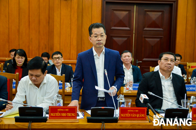 Da Nang Party Committee Secretary Nguyen Van Quang addressing the working session