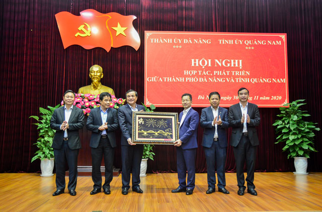  On behalf of the Da Nang leaders, Party Committee Secretary Nguyen Van Quang (3rd, from the right) presenting a momento to Quang Nam