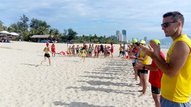 Kids and tourists take part in sporting activities on a beach in Da Nang city (Photo: VNA)