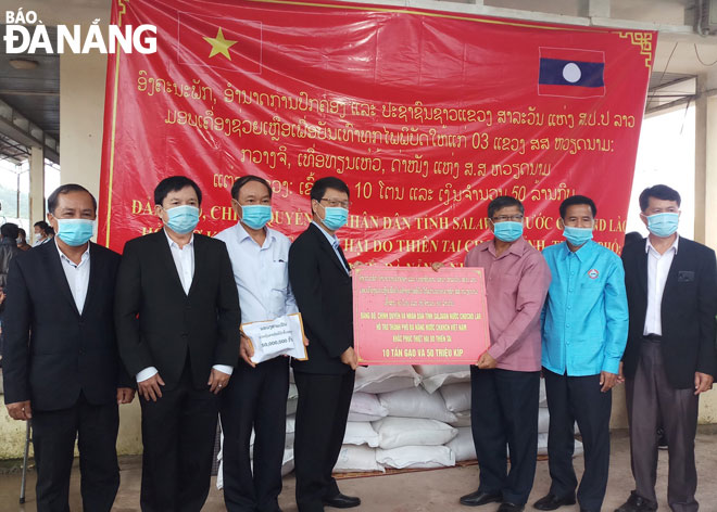 Chairman of the municipal Fatherland Front Committee Ngo Xuan Thang (4th left) receiving donations from Salavan Province