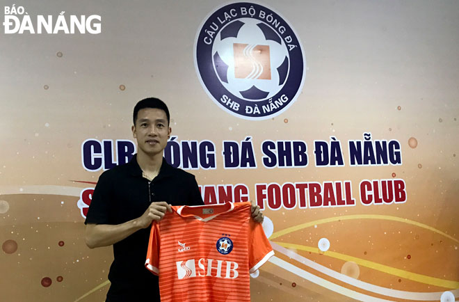 SHB DN Football Club has already signed a 3-year contract with central midfielder Huy Hung (in picture)