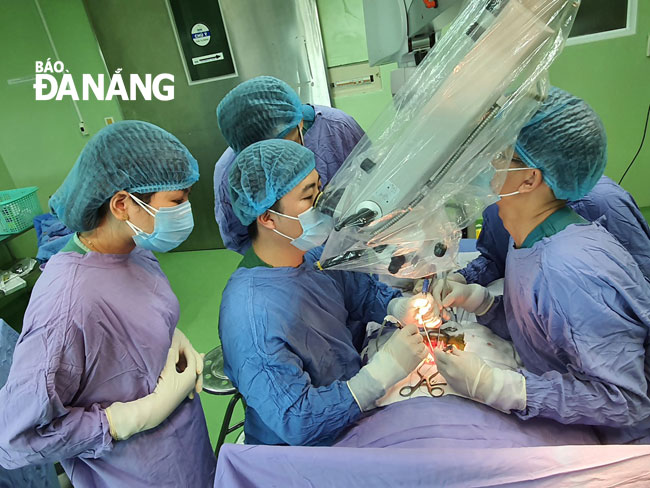 Ê-kip Bệnh viện Phụ sản-Nhi Đà Nẵng phối hợp với Bệnh viện Nhi đồng 2 sử dụng kính hiển vi phẫu thuật cho bệnh nhi. Ảnh: Bệnh viện cung cấp