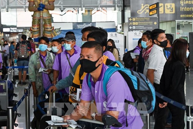 Passengers at an airport in Bangkok, Thailand. (Photo: VNA)