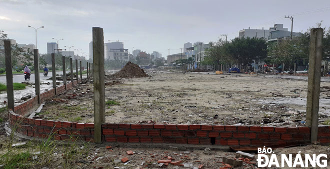 Khu đất trống ở góc tuyến đường Trần Thánh Tông -  Trần Nhân Tông đang được xây dựng thành bãi đỗ xe tạm. Ảnh: HOÀNG HIỆP
