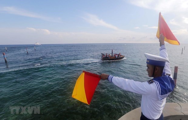 A Vietnamese naval soldier on Da Lat Island, Truong Sa archipelago (Photo: VNA)