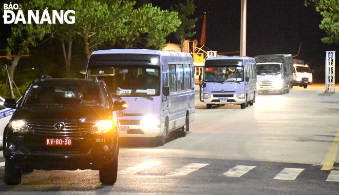 The transportation of the Vietnamese returnees from the Da Nang airport to local concentrated quarantine venues on 1 December in progress