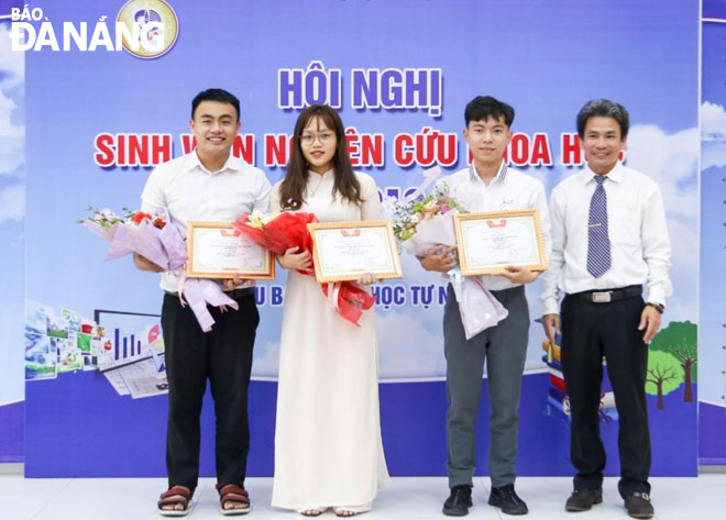 Nhóm 3 sinh viên Khoa Tâm lý giáo dục, Trường Đại học Sư phạm - Đại học Đà Nẵng nhận giải Nhất cuộc thi Nghiên cứu khoa học cấp trường năm 2020. Ảnh: T.L