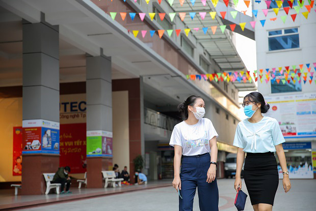 Students wear masks at HCM City University of Technology. A number of universities and high schools in HCM City have taken measures to prevent COVID-19 following the discovery of several locally transmitted cases.  Photo nld.com.vn