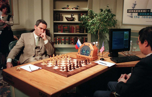 Kỳ thủ người Nga Kasparov (trái) thất bại trước Deep Blue năm 1997. Nguồn: Internet	