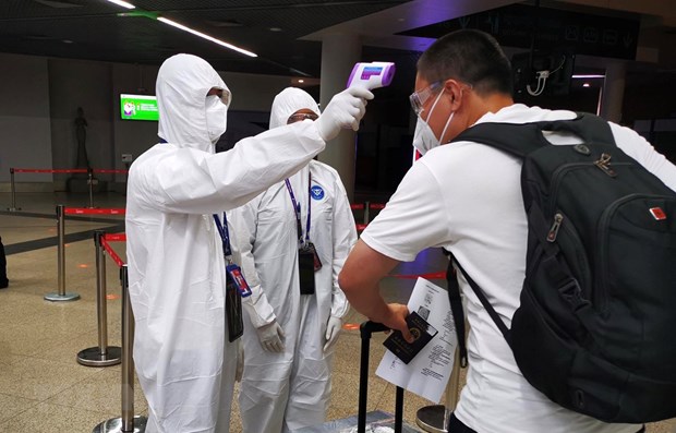 Measuring body temperature of passengers at Phnom Penh international airport (Source: xinhua/VNA)