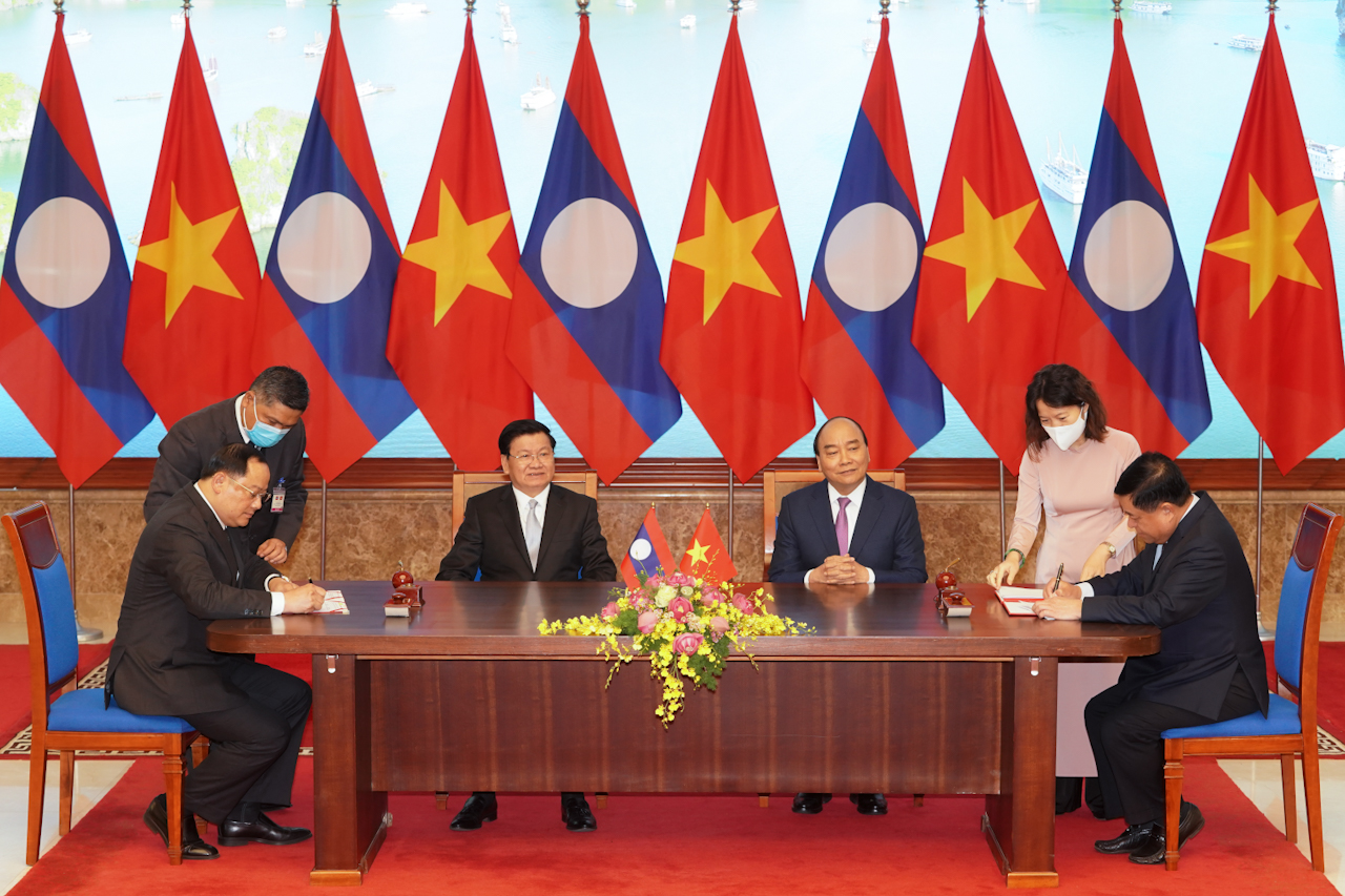 Thủ tướng hai nước chứng kiến lễ ký các văn kiện hợp tác, đầu tư. Ảnh VGP/Quang Hiếu