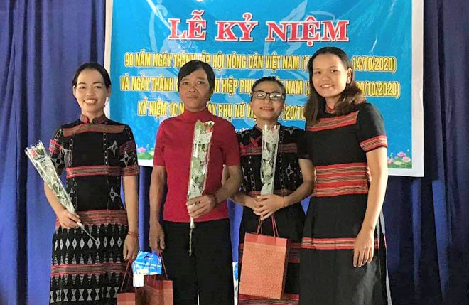 Chị Nguyễn Thị Lan (bìa phải) trao quà cho hội viên nhân dịp kỷ niệm 90 năm Ngày thành lập Hội Liên hiệp Phụ nữ Việt Nam (20-10-1930 - 20-10-2020). Ảnh: Nhân vật cung cấp