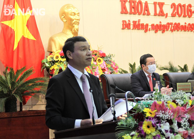 Phó Chủ tịch UBND thành phố Hồ Kỳ Minh trình bày 3 kịch bản phát triển kinh tế - xã hội tại kỳ họp. Ảnh: TRỌNG HÙNG