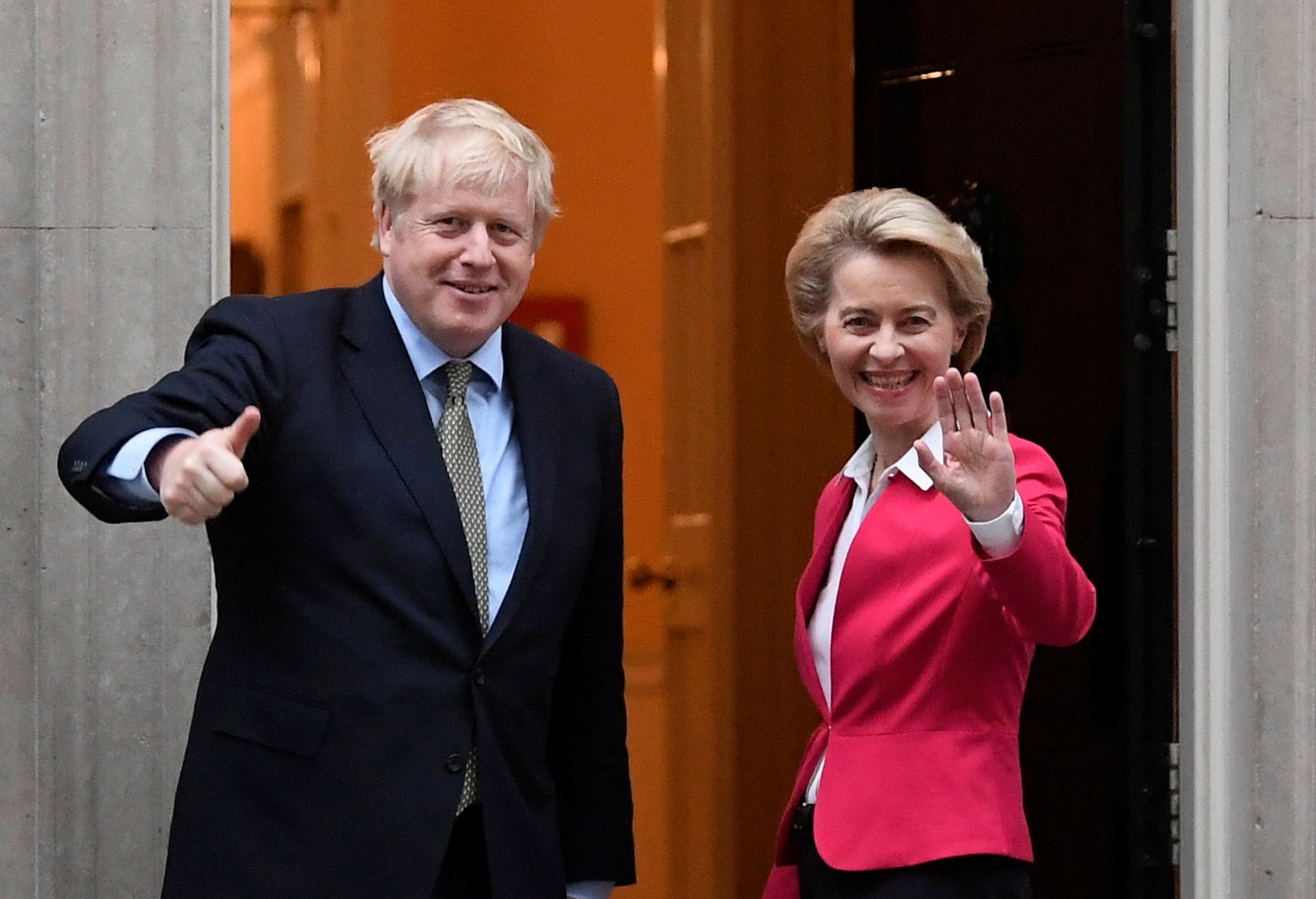 Thủ tướng Anh Boris Johnson (trái) và Chủ tịch Ủy ban châu Âu Ursula von der Leyen xác nhận London và Liên minh châu Âu vẫn tồn tại những bất đồng. Ảnh: Reuters	