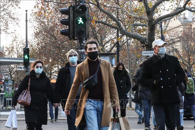 Người dân đeo khẩu trang phòng lây nhiễm COVID-19 tại Berlin, Đức, ngày 27/11. Ảnh: THX/TTXVN