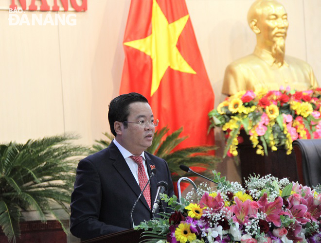 Phó Chủ tịch HĐND thành phố Lê Minh Trung báo cáo kết quả giải quyết kiến nghị của cử tri; đơn, thư của công dân. Ảnh: LAM PHƯƠNG