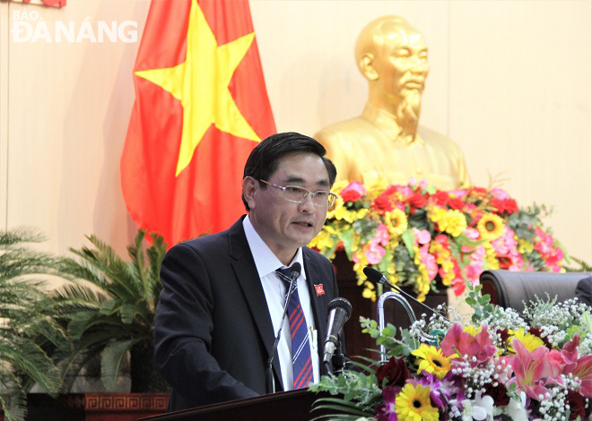 Ông Nguyễn Thành Tiến, Trưởng Ban đô thị -HĐND thành phố  trình bày báo cáo thẩm tra tại kỳ họp