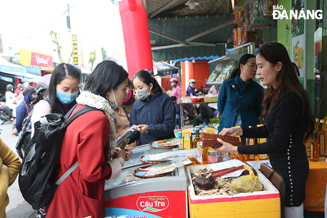 An OCOP showroom in Da Nang attracts a great deal of attention from local residents and visitors 