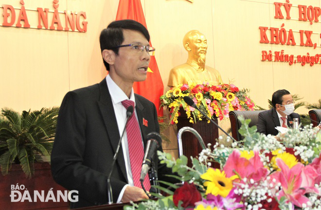 Trưởng Ban Pháp chế - HĐND thành phố Phan Thanh Long trình bày báo cáo thẩm tra tại kỳ họp. Ảnh: PHƯƠNG ANH