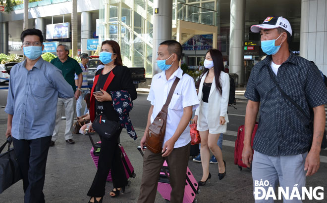 With preferential service and product prices, Da Nang's tourism is highly expected to flourish in the near future. In the photo are tourists arriving in Da Nang for their trip experience on 24 November